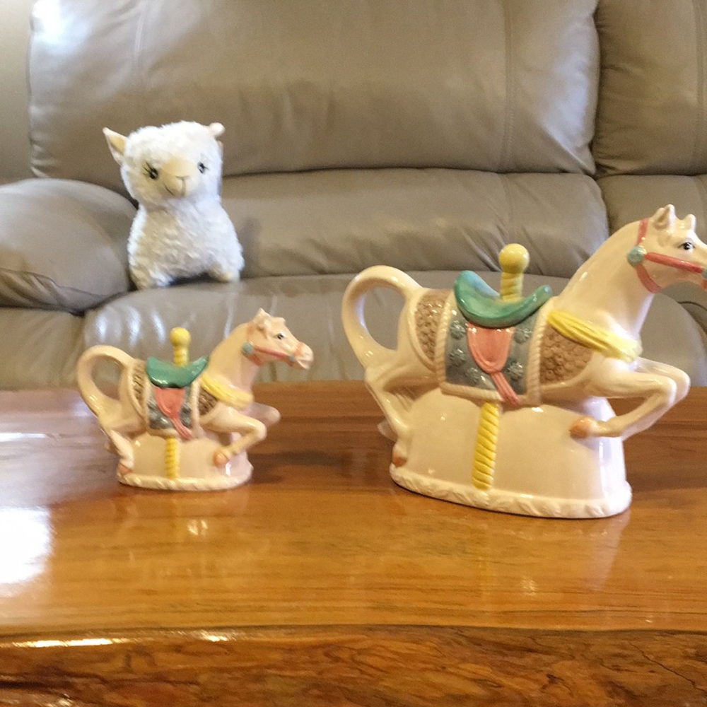 Horse decor Hot tea and cream dispensers made of glass
